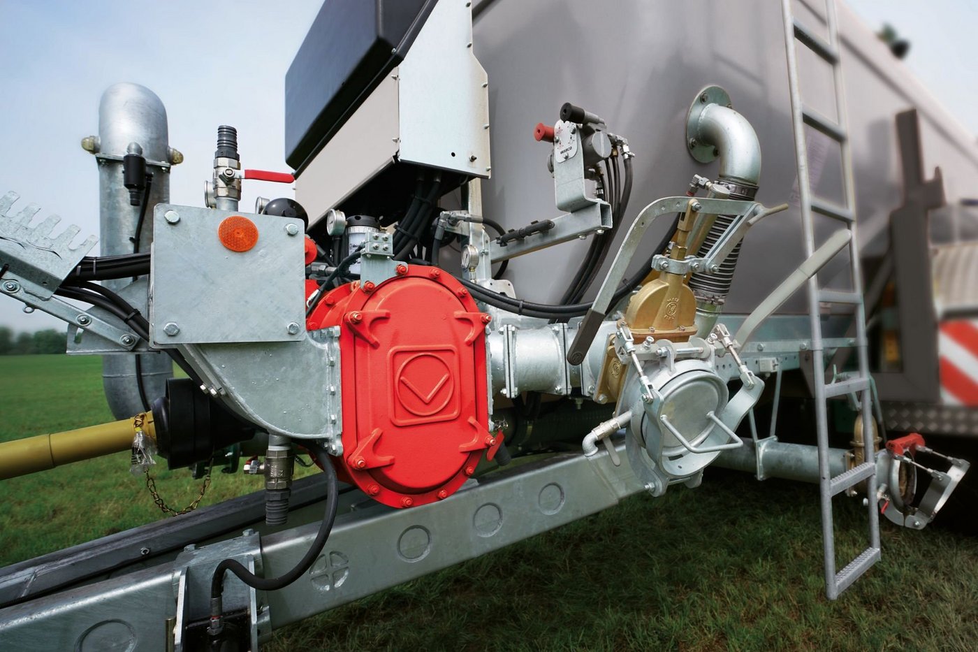 A Vogelsang VX liquid manure pump on a tanker