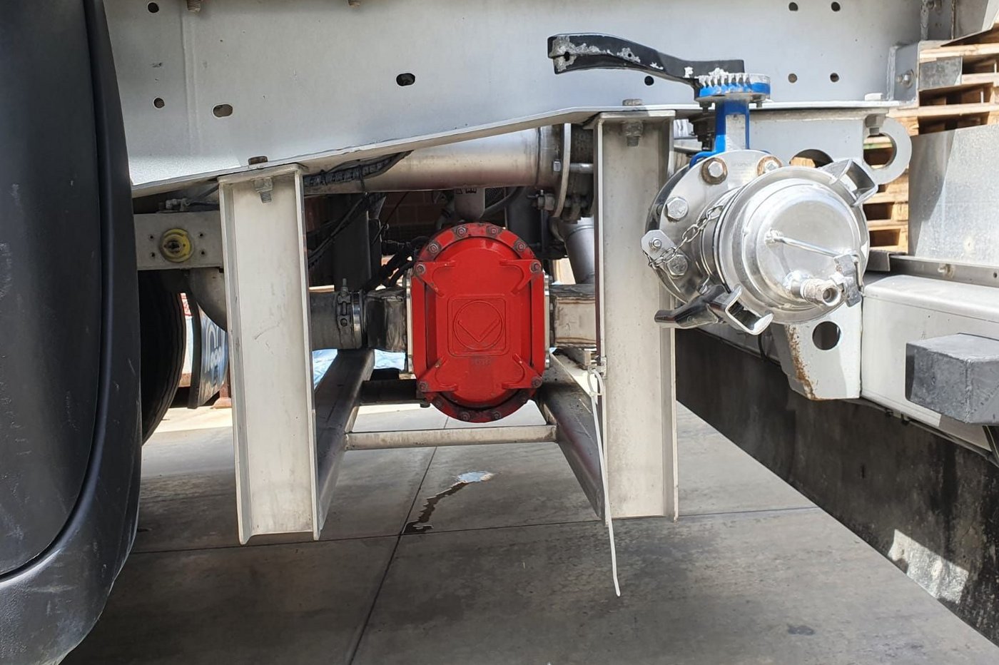 Vogelsang rotary lobe pump VX136-210Q driven by a double hydraulic motor