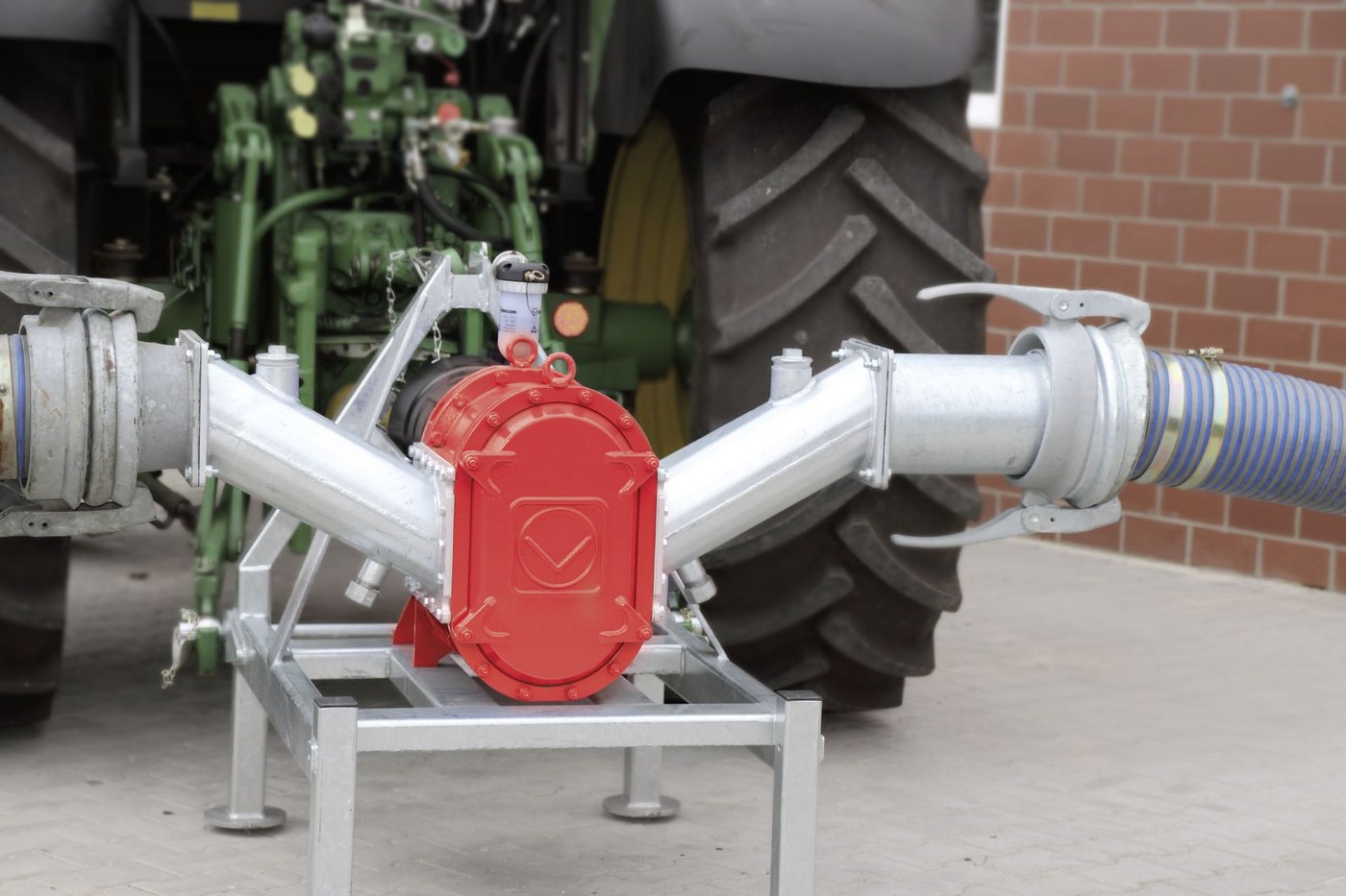 A Vogelsang VX liquid manure pump on a three-point-base at a farm