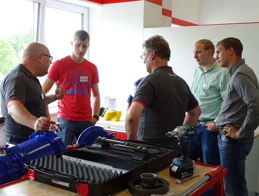 Customers during training with a Vogelsang Service expert