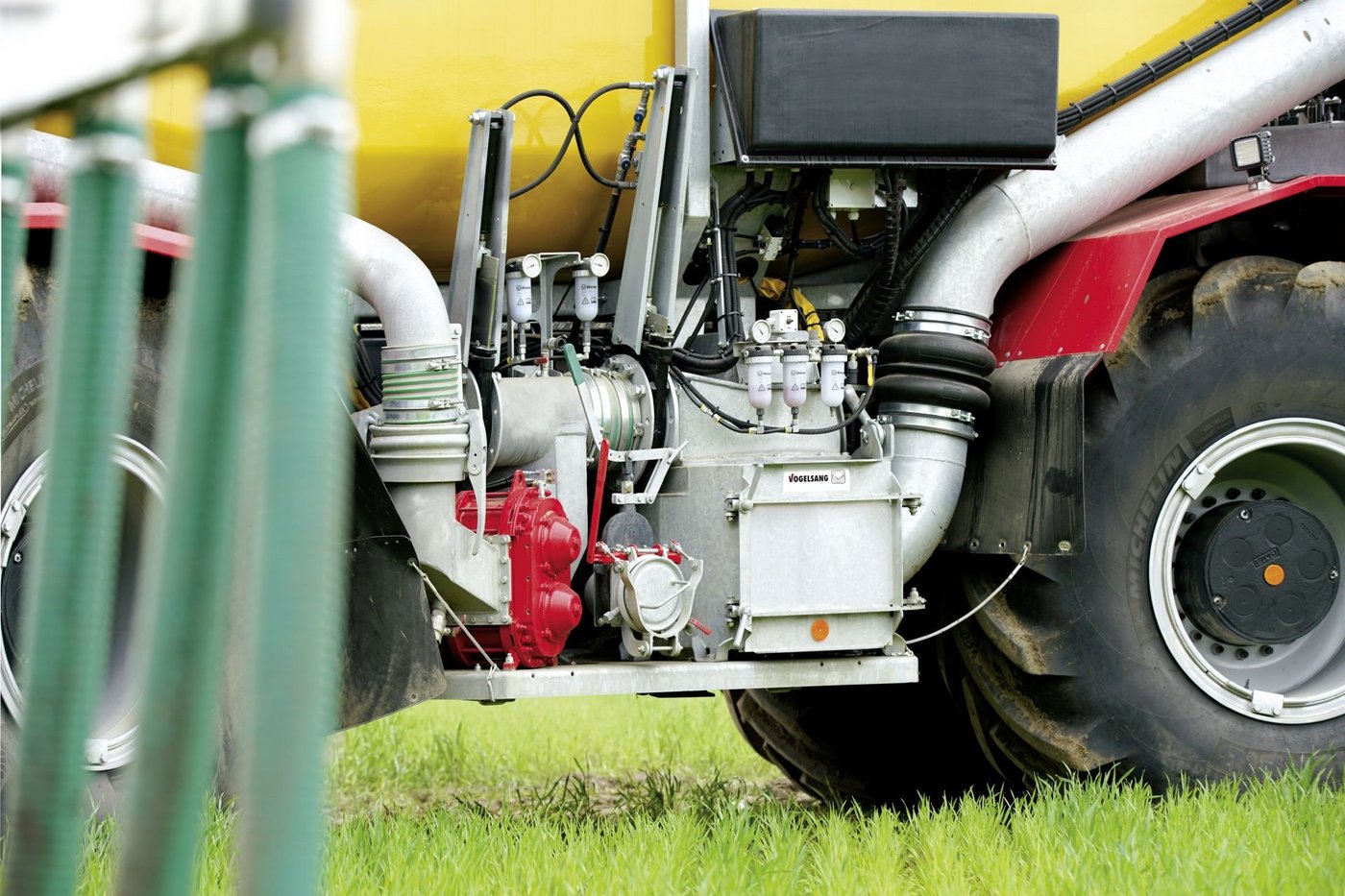 A Vogelsang VX liquid manure pump and a RotaCut wet cutter on a liquid manure tanker