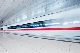 Ein Schnellzug fährt in den Bahnhof ein