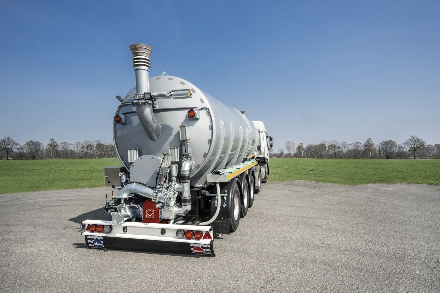 A Vogelsang VX liquid manure pump on a tanker