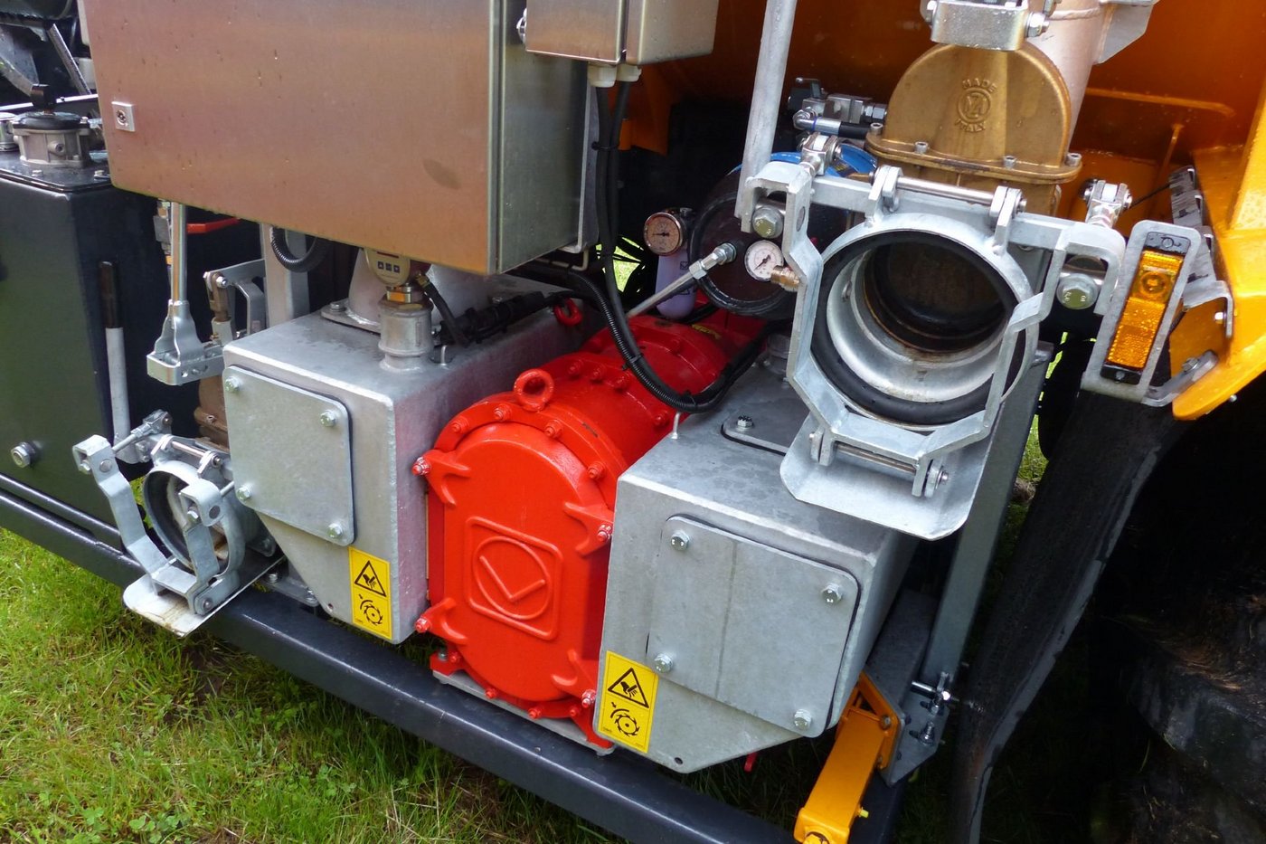 A Vogelsang VX liquid manure pump on a liquid manure tanker