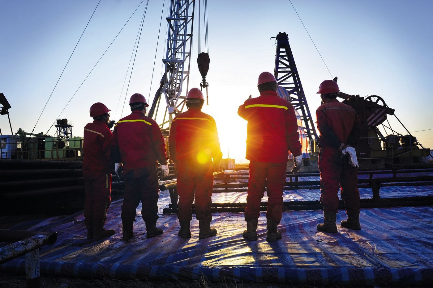 Mensen op een industrieterrein